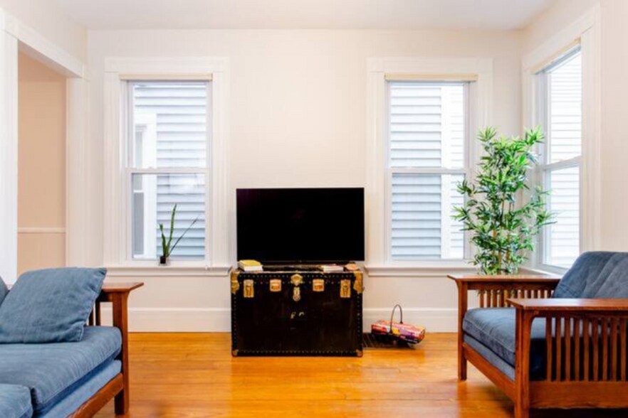 Living Room - 172 Mansfield St