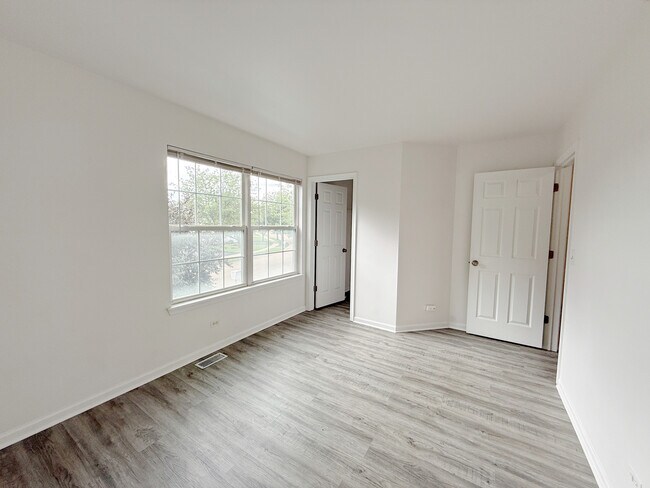 Building Photo - 2554 Dickens Dr