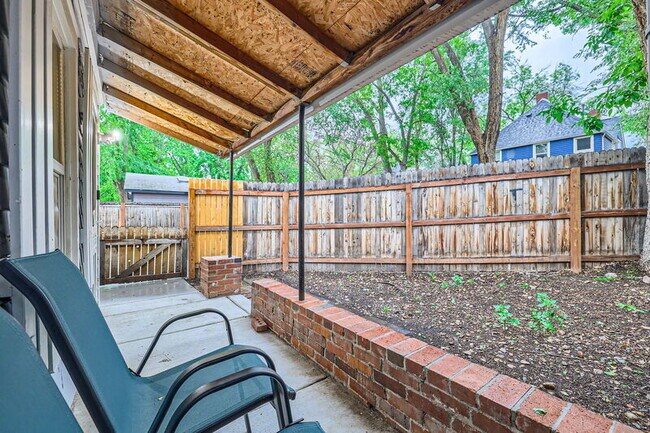 Building Photo - 537 E Platte Ave