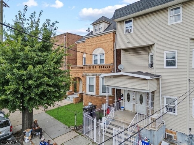 Building Photo - 53 2nd Ave