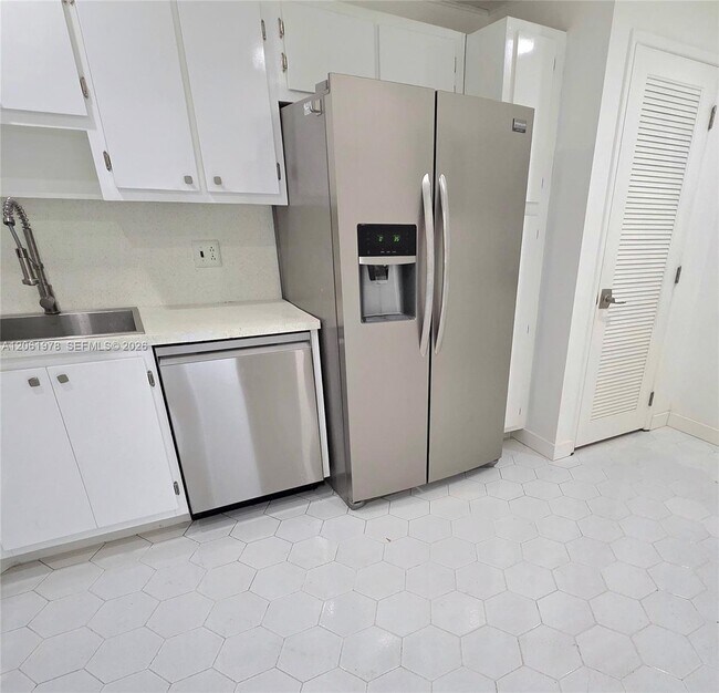 Building Photo - 4030 W Palm Aire Dr