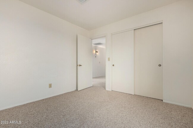 Building Photo - 9422 S 43rd Pl
