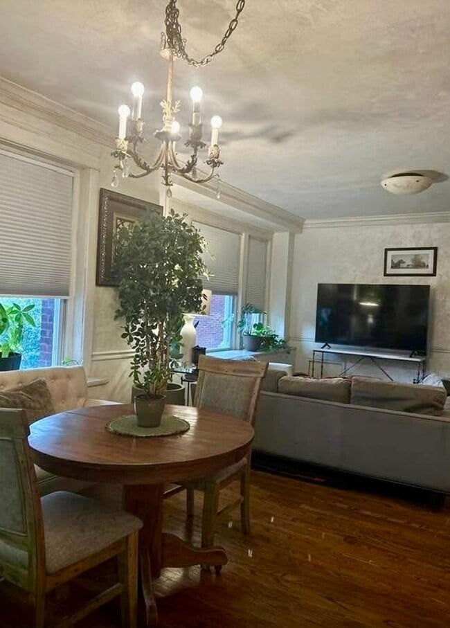 Building Photo - Gorgeous Condo in Sophian Plaza!