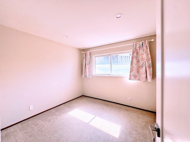 Building Photo - 11 Christian Ct