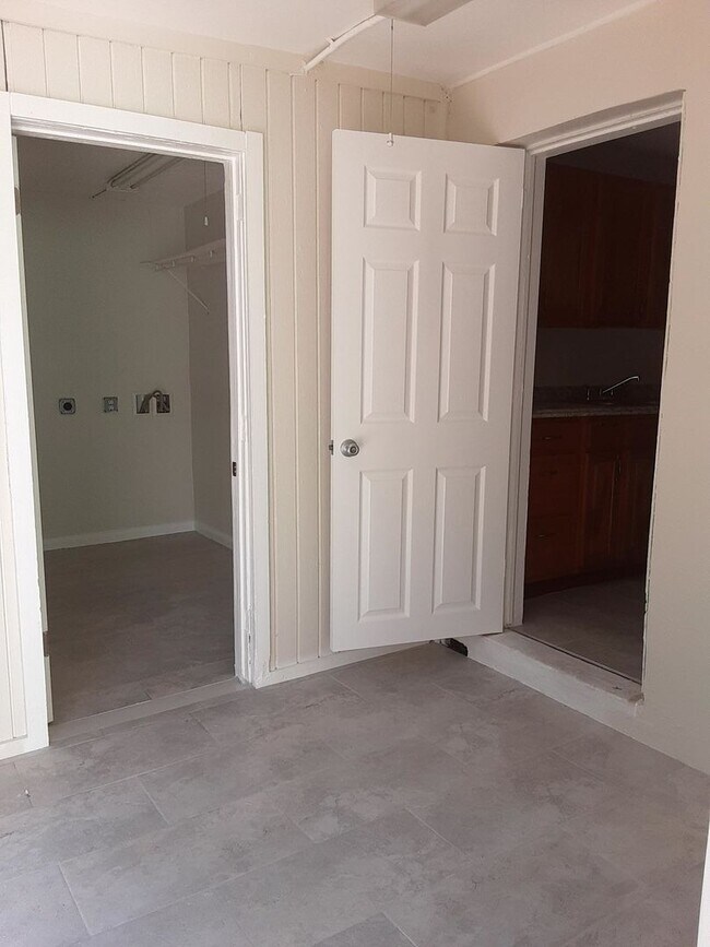 Building Photo - Charming 2/1 Single Family Home with large carport