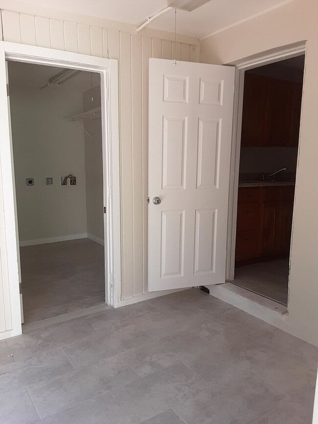 Building Photo - Charming 2/1 Single Family Home with large...