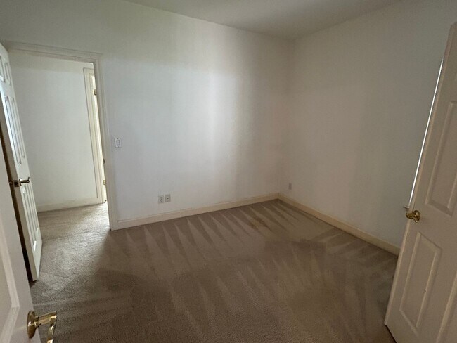 Building Photo - Great location! Beautiful 3 Bedroom Home