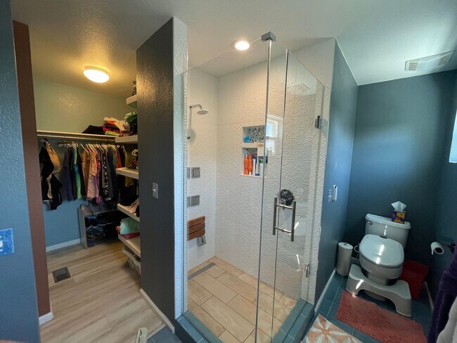 Building Photo - 2 bed 2.5 bath available NOW!