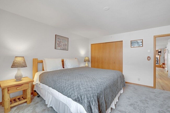 Building Photo - Summer Rental- Liftside Condos #205