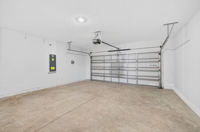 Building Photo - Brand New 4 Bed Now Available!