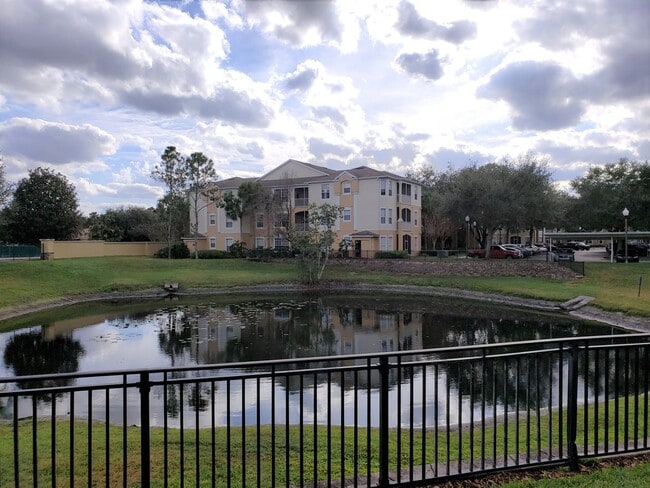 Building Photo - 2-story Spacious Townhome - Gated Communit...