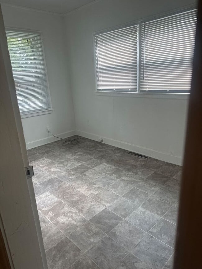 Building Photo - 3 Bedroom Single Family Home