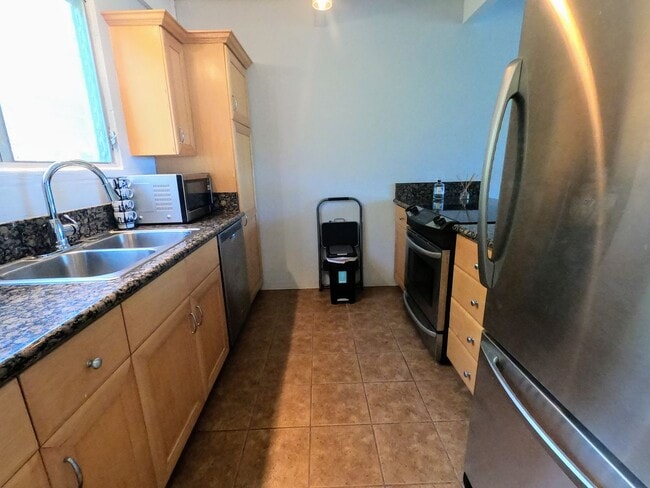 Building Photo - Fully Furnished Waialae Gardens 2 Bed/2 ba...