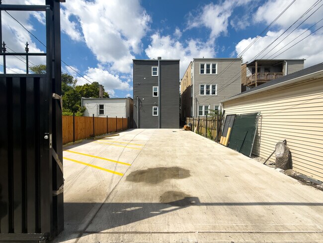 Building Photo - 1015 N Lawndale Ave