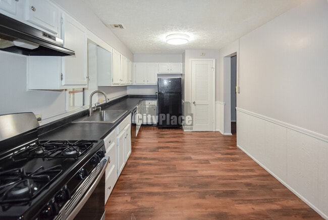 Building Photo - 6123 E 14th St