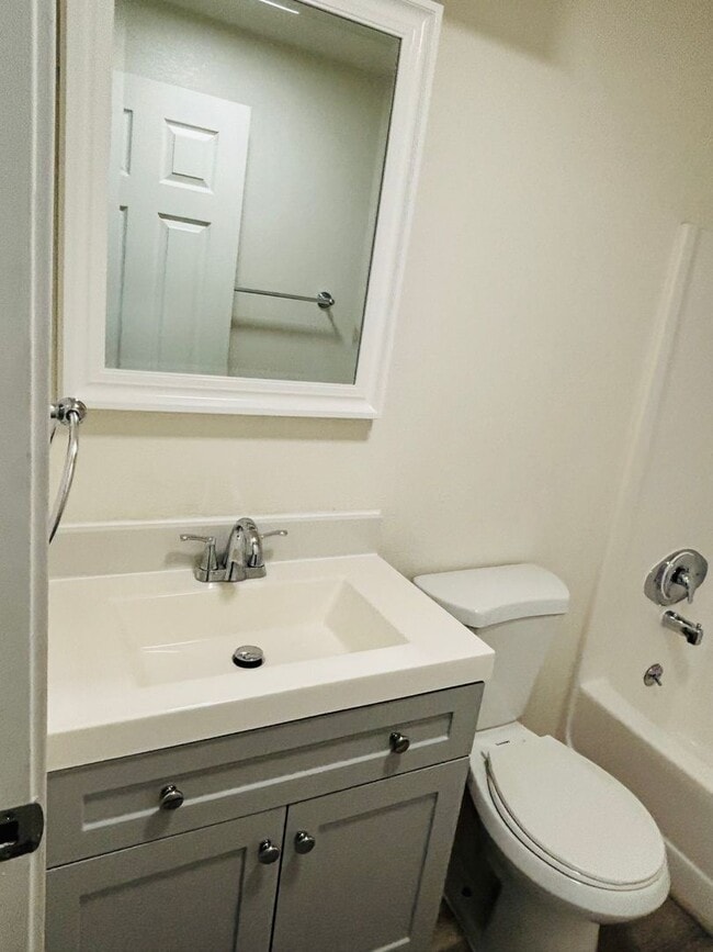 Building Photo - Cute 2 bedroom west Roseburg duplex with carport