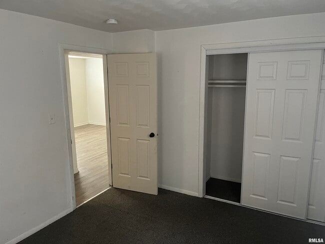 Building Photo - 227 W Elm St