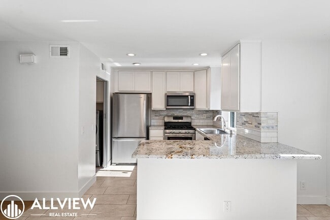 Building Photo - Gorgeous 3 Bed/2.5 Bath in Newport Beach Available Now!