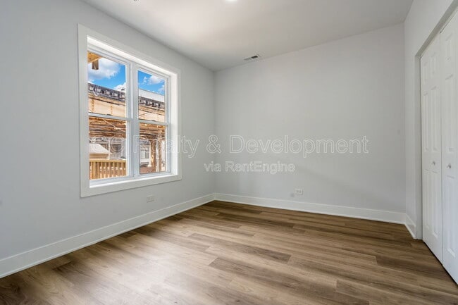 Building Photo - 3744 N Wilton Ave