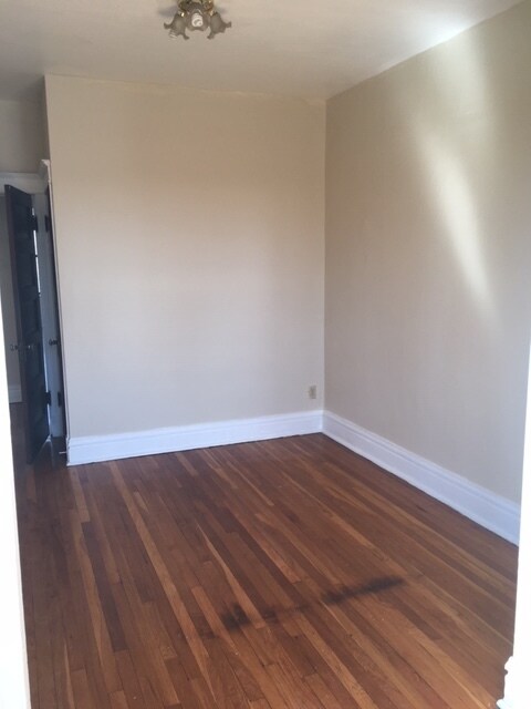 Building Photo - 2208 W Berteau Ave