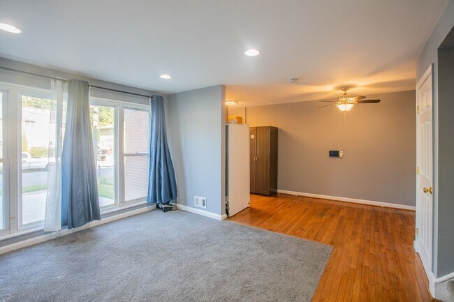 Building Photo - Amazing 4 BR/2 BA Semi-Detached Home in Ca...