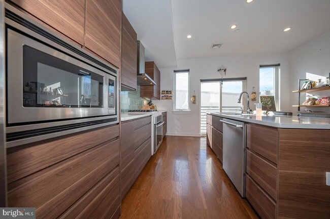 Building Photo - 1326 N Mascher St