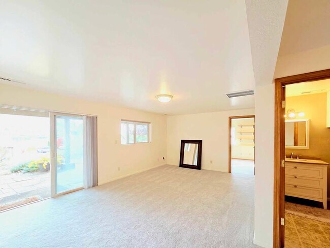 Building Photo - Gorgeous 4 Bed, 3 Bath Home w/ STUNNING RIVER FRONT VIEWS!!