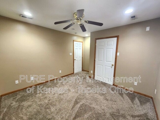 Building Photo - 751 SE Pinecrest Dr