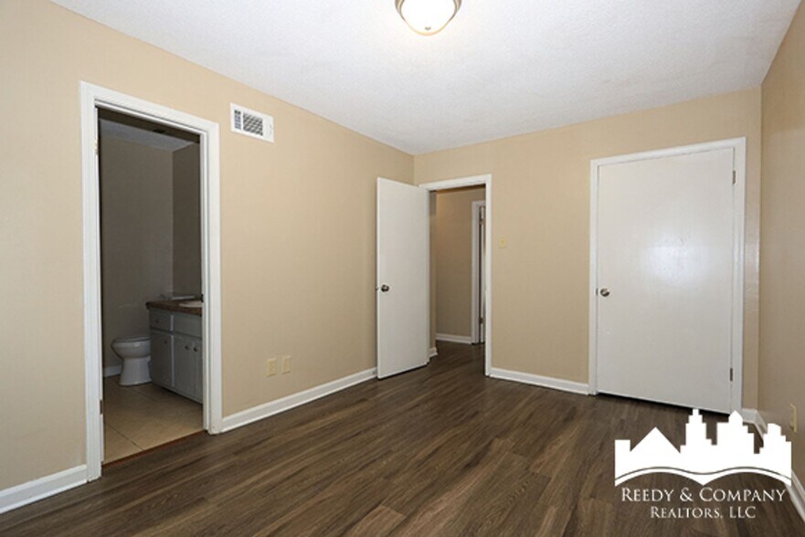 Building Photo - 3095 Normandy Dr