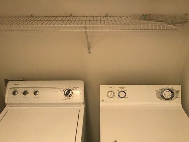 Building Photo - 4 Bed 3 Bath Gated Townhome Near Maplewood Golf