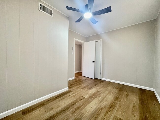 Building Photo - 2 Bedroom / 1 Bathroom Duplex Unit with In-Unit Washer/Dryer Connections