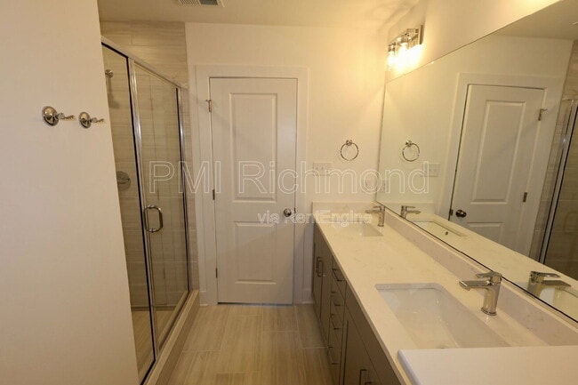 Building Photo - 15325 Sunray Wy