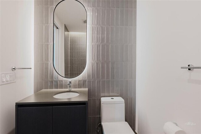 Building Photo - 610 Davis St