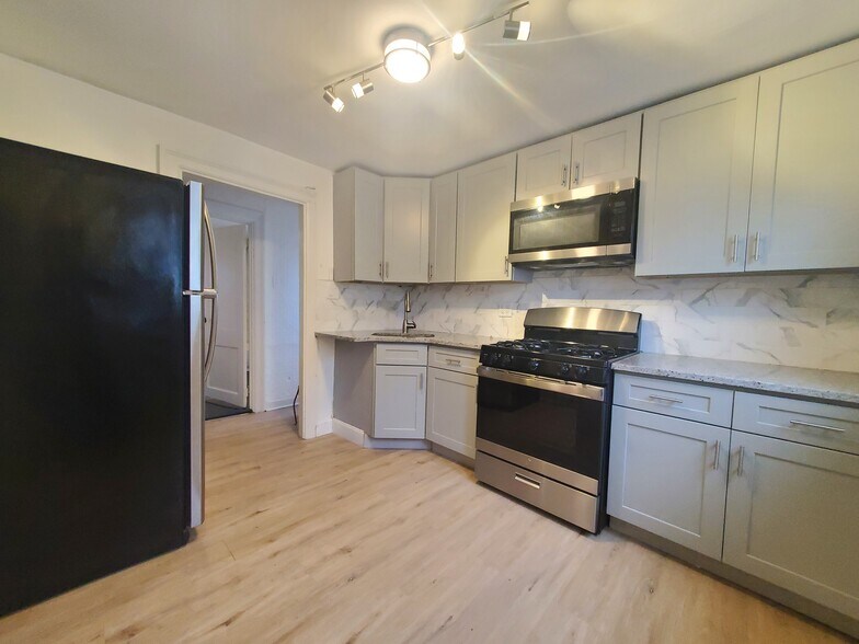 Building Photo - 66 Broadway