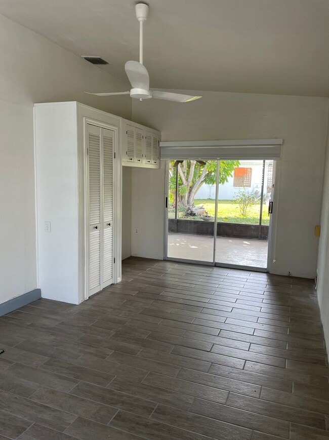 Building Photo - Convenient Port Charlotte Location!