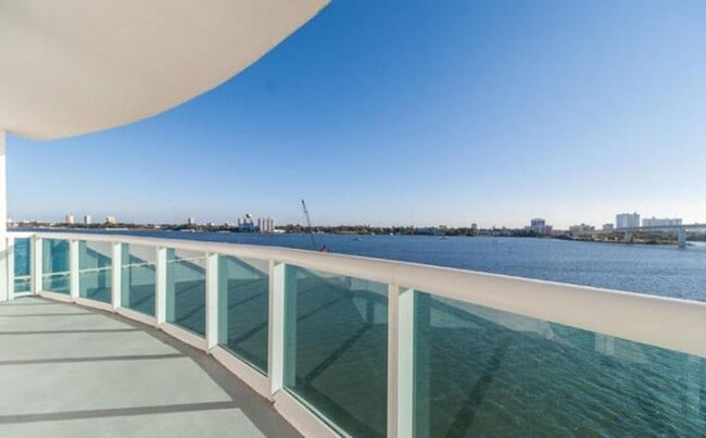 Building Photo - Direct riverfront 3 bedroom 3 bath