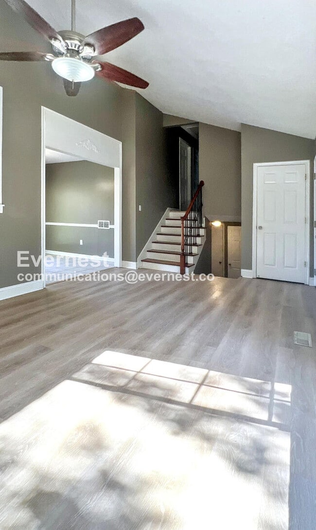 Building Photo - 4 Bed, 2 Bath Home with Garage / Pet-Frien...