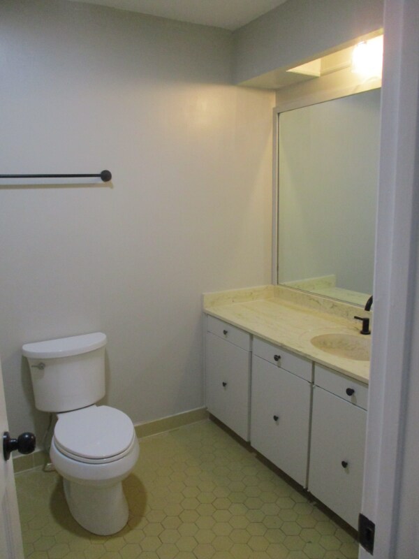 Building Photo - 2 Castlewood Dr SW