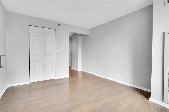 Building Photo - 345 N La Salle Dr
