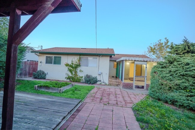 Building Photo - Single-Story Vallejo 3BR on HUGE Lot! 4-Car Parking, Covered Patio & 15 Min to Napa!