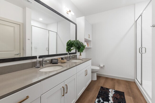 Building Photo - 1301 Leah Ave