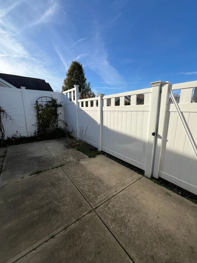 Building Photo - 2 Bedroom, 2 Bathroom Condo in The Woods a...