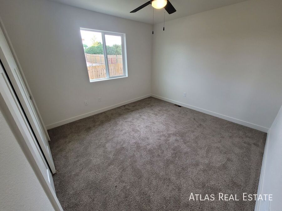 Building Photo - 829 S Laurue Dr