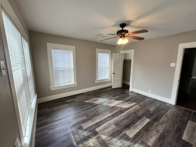 Building Photo - 916 N Austin St