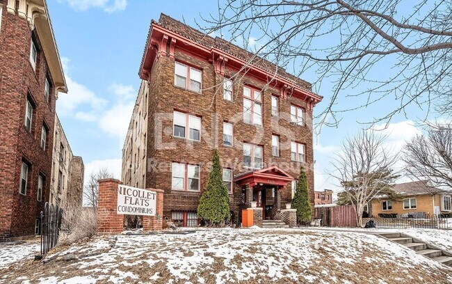 Building Photo - Available now!  1 bed, 1 bath condo