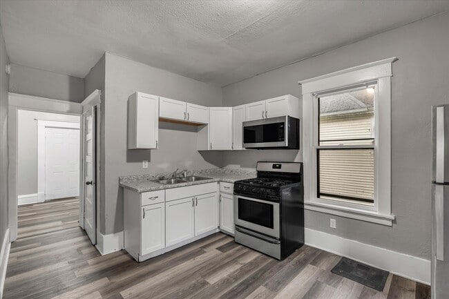 Building Photo - 735 Sylvan Ct