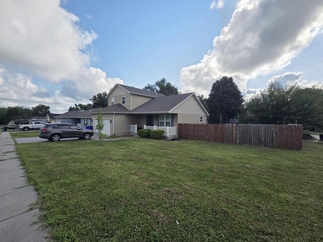 Building Photo - Large family corner lot home for rent!