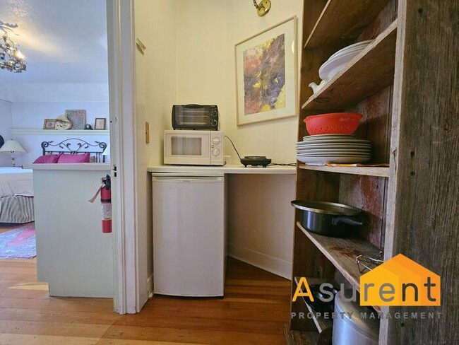 Building Photo - Charming Furnished unit close to downtown ...