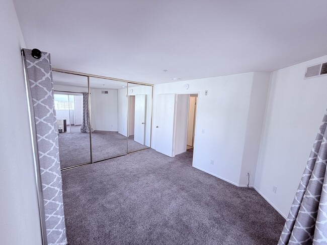 Building Photo - 2-Bed, 2-Bath Condo with Fireplace in San ...