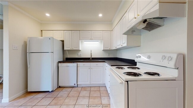 Building Photo - 1601 Cloverdale Ct